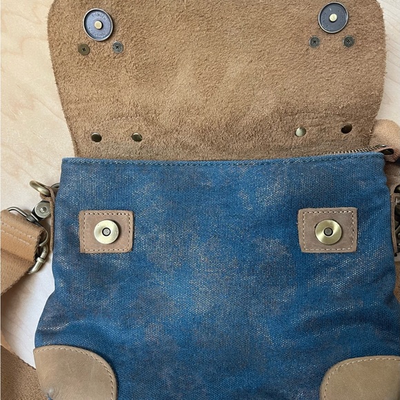 Jesslyn Shoulder Bag - Picture 6 of 11